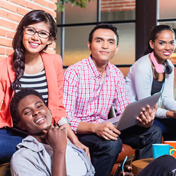 Grupo de jóvenes estudiantes posando para la camara.